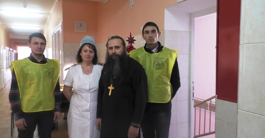 Прихожане храма святителя Луки исповедника Крымского поздравили с Рождеством детей находящихся на лечении в Ейской ЦРБ