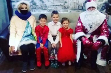 Дедушками Морозами стали участники православного молодежного клуба «Добрые сердца»