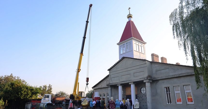 В станице Ясенской в строящемся храме Казанской иконы Божией Матери освятили новосооруженный крест