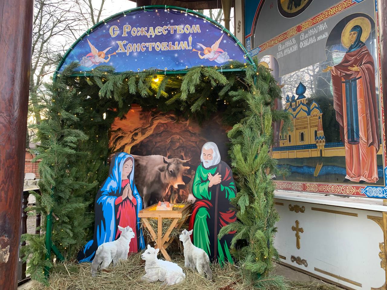рождественский вертеп у храма