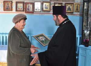 80-летнюю рукодельницу поздравил протоиерей Владислав Кашков