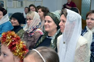 Слушатели  взрослой воскресной школы храма Вознесения Господня г.Тимашевска собрались под ёлкой