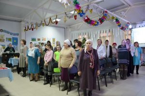 Слушатели  взрослой воскресной школы храма Вознесения Господня г.Тимашевска собрались под ёлкой