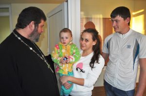 Благочинный Каневского округа церквей посетил детское отделение Каневской районной больницы
