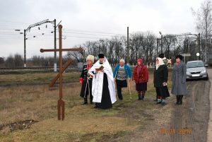 Настоятель храма блаженной Матроны Московской освятил Поклонный Крест
