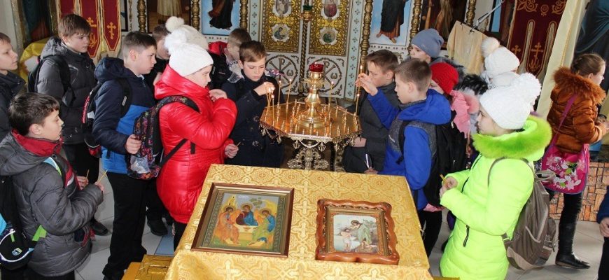 Учащиеся посетили Свято-Троицкий храм станицы Переясловской
