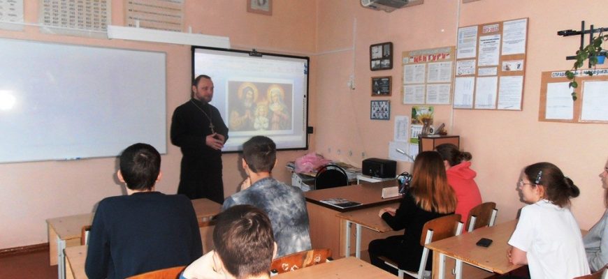 В дни каникул в Староминском благочинии  продолжаются встречи священников со школьниками.