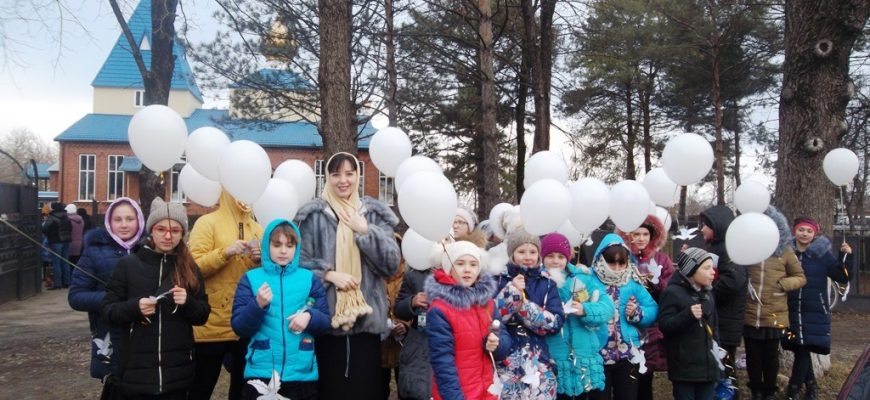В храме Святой Троицы станицы Старовеличковской школьники приняли участие в празднике Богоявления