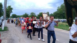 Крестный ход в память о святых царственных страстотерпцах прошел в станице Ленинградской