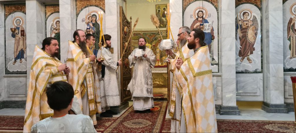 В Троицкую родительскую субботу епископ Павел совершил Божественную литургию в Свято-Никольском кафедральном соборе г. Душанбе